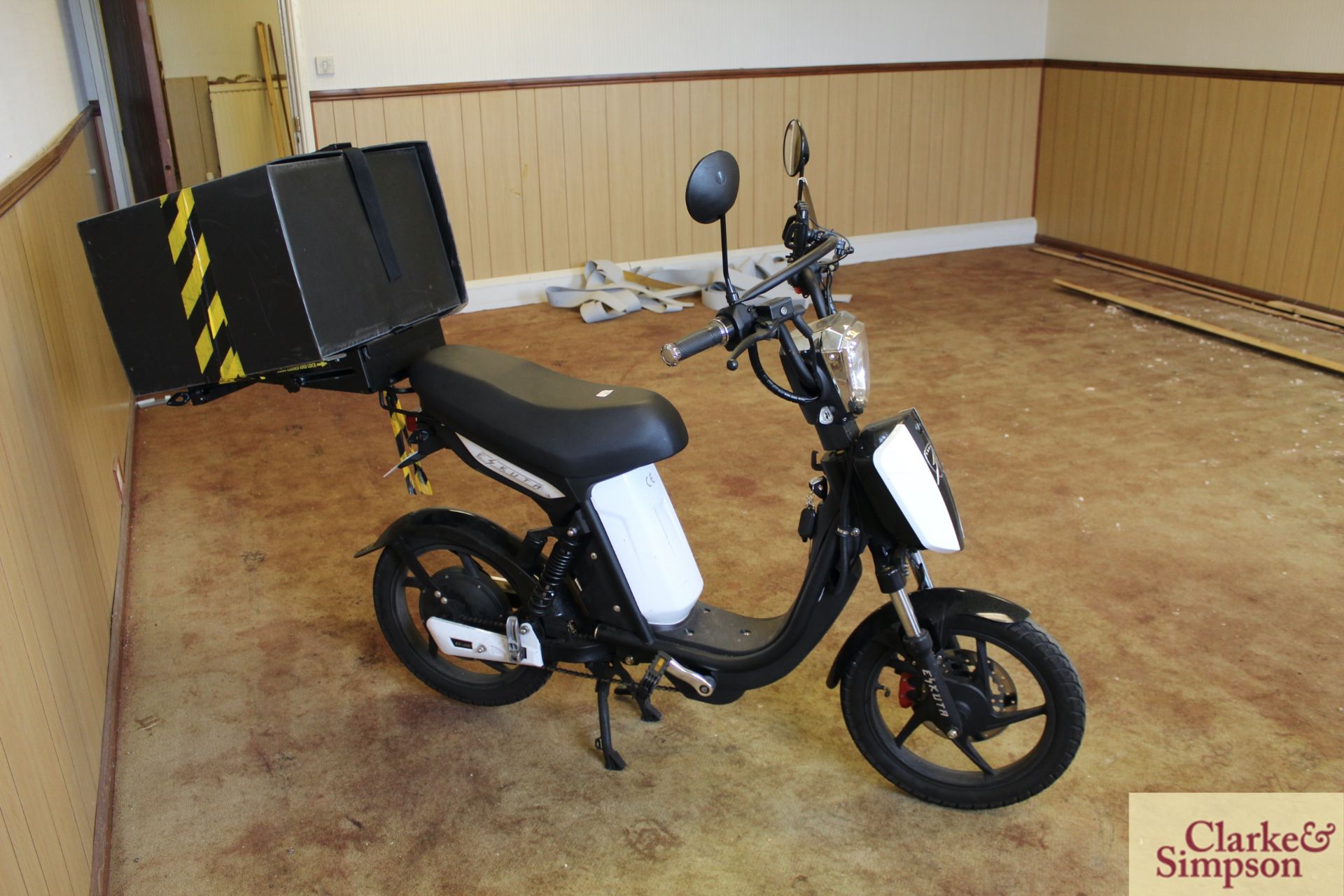 Eskuta SX-250d gloss white E-Cargo Delivery Bike. - Image 9 of 20