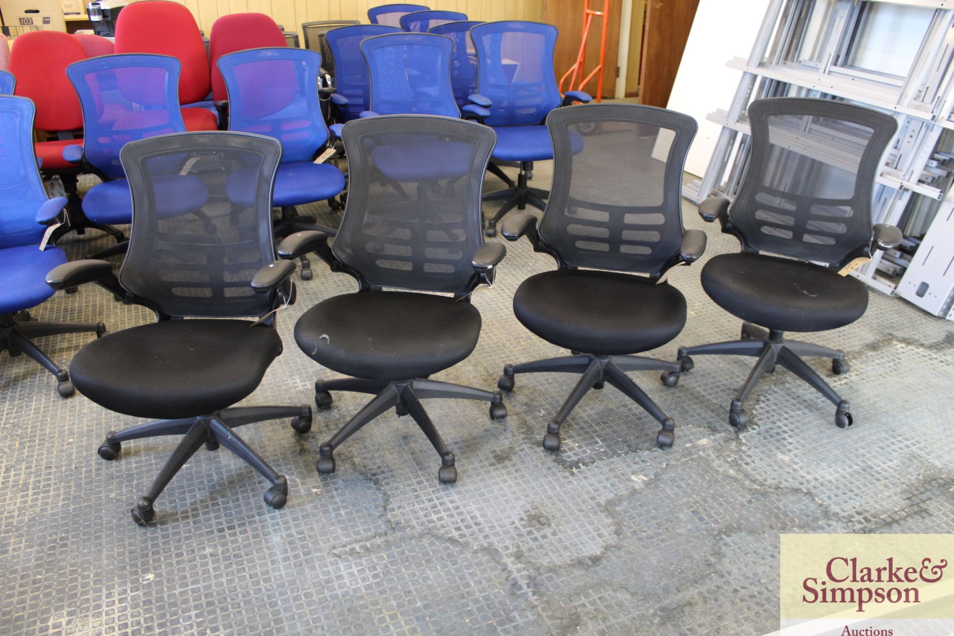 4x black office chairs.