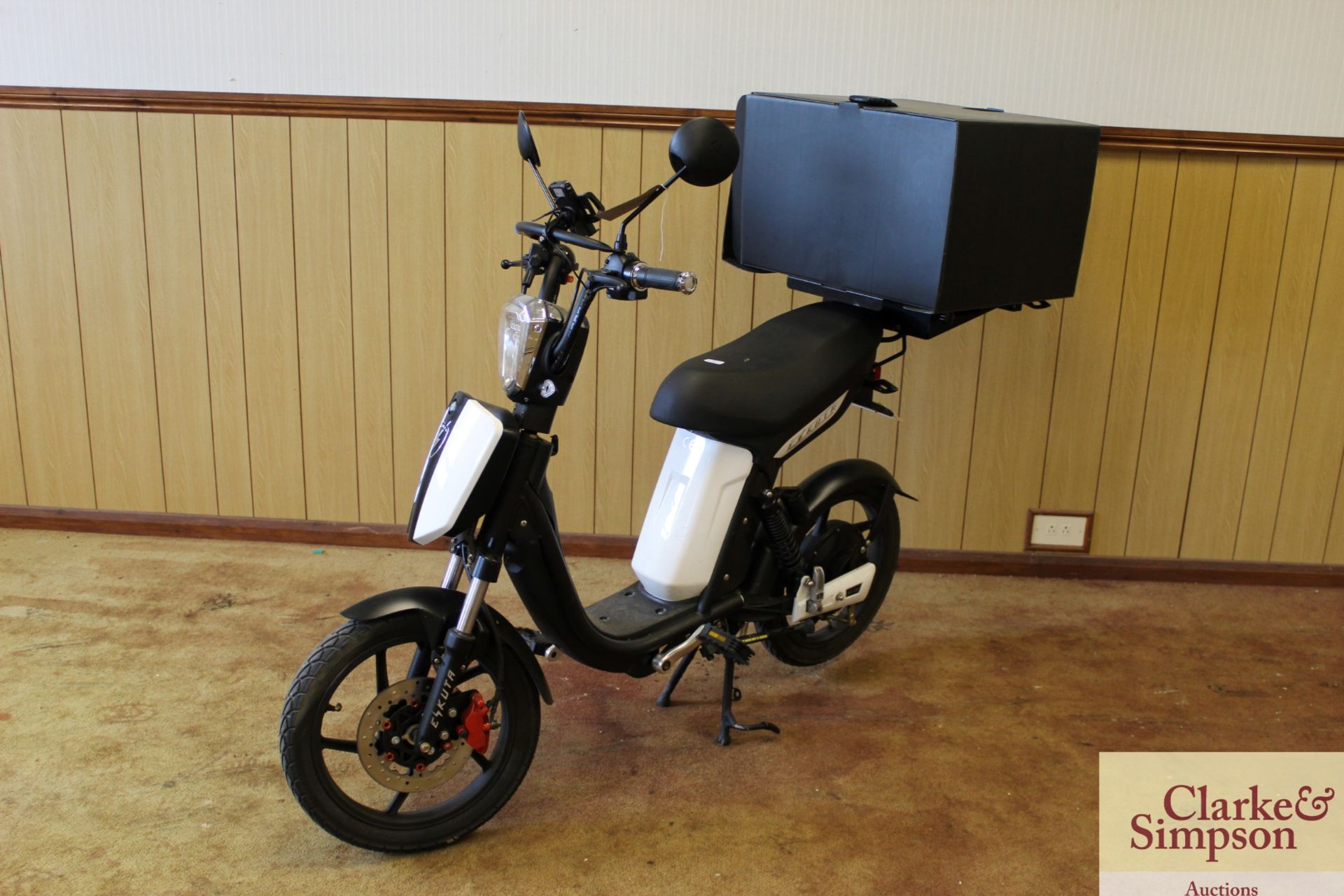 Eskuta SX-250d gloss white E-Cargo Delivery Bike.