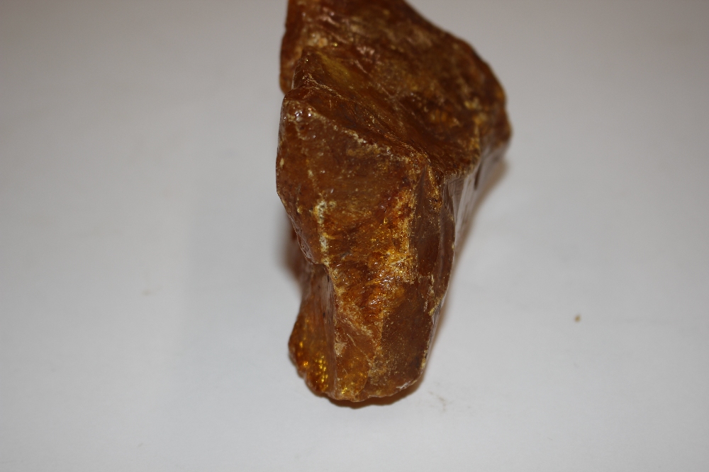 A large piece of raw amber, approx. 9cm long - Image 4 of 8