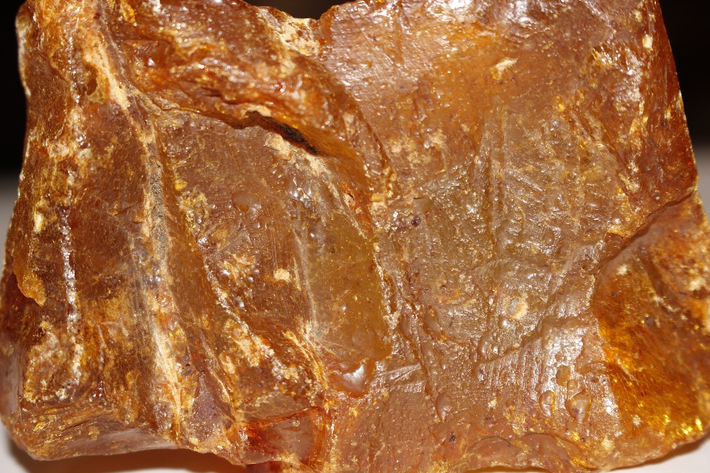 A large piece of raw amber, approx. 9cm long - Image 3 of 8