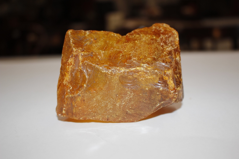 A large piece of raw amber, approx. 9cm long - Image 6 of 8