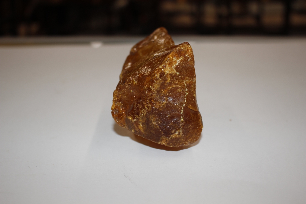 A large piece of raw amber, approx. 9cm long - Image 7 of 8