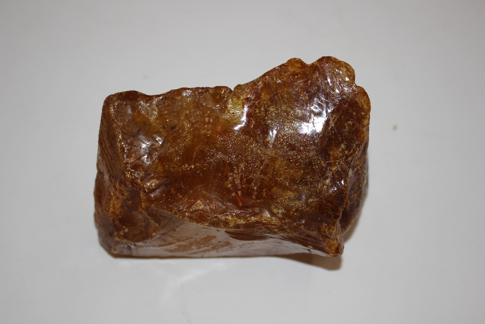 A large piece of raw amber, approx. 9cm long - Image 5 of 8