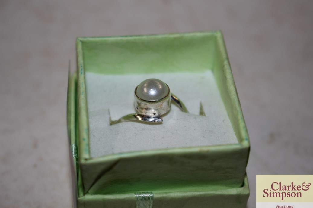 A white metal and pearl set dress ring