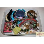 A tray of miscellaneous costume jewellery