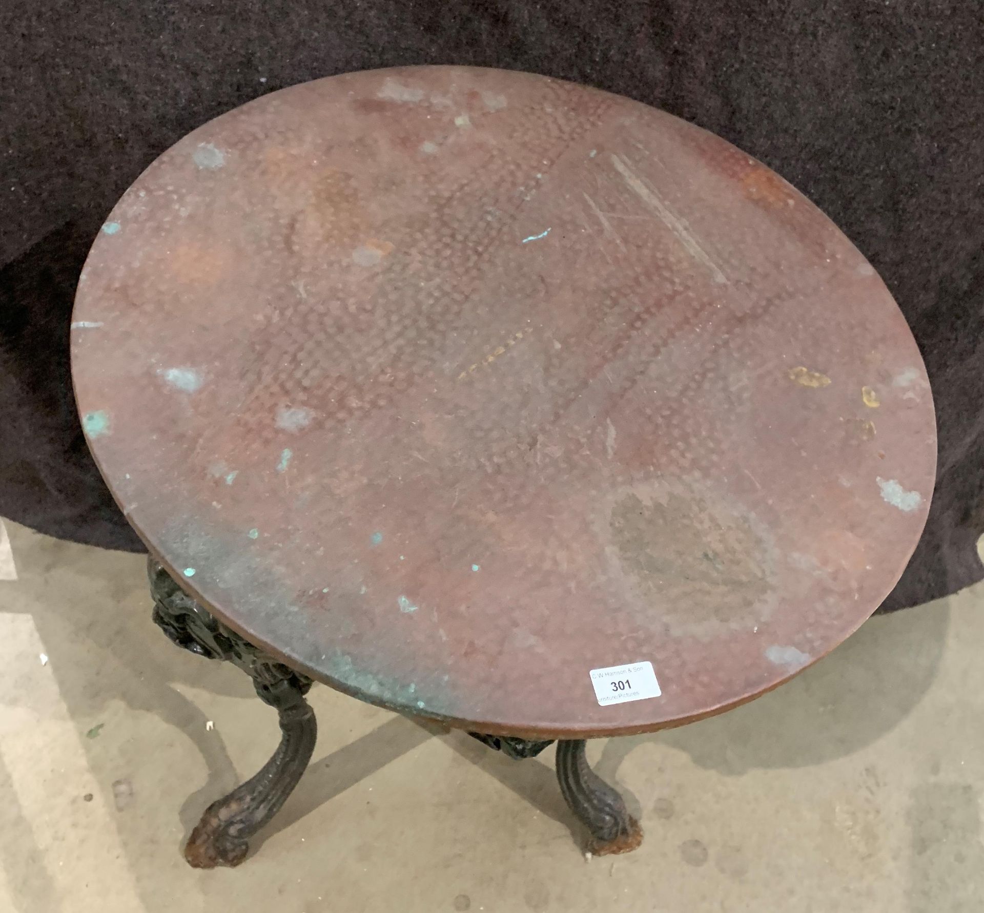 A Kings and Queens cast metal pub table with circular copper top 61cm diameter - Image 3 of 3