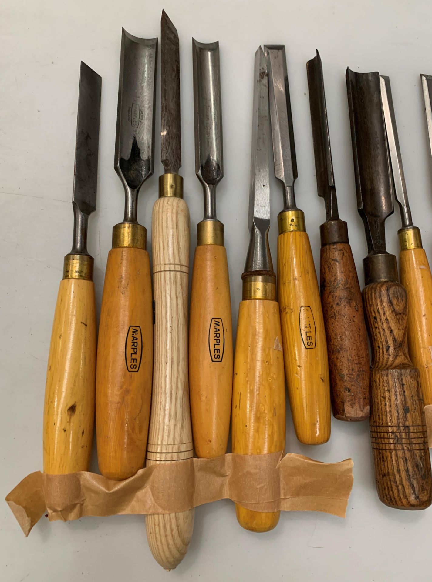 Contents to tray, twenty assorted wood handled chisels, - Image 2 of 3