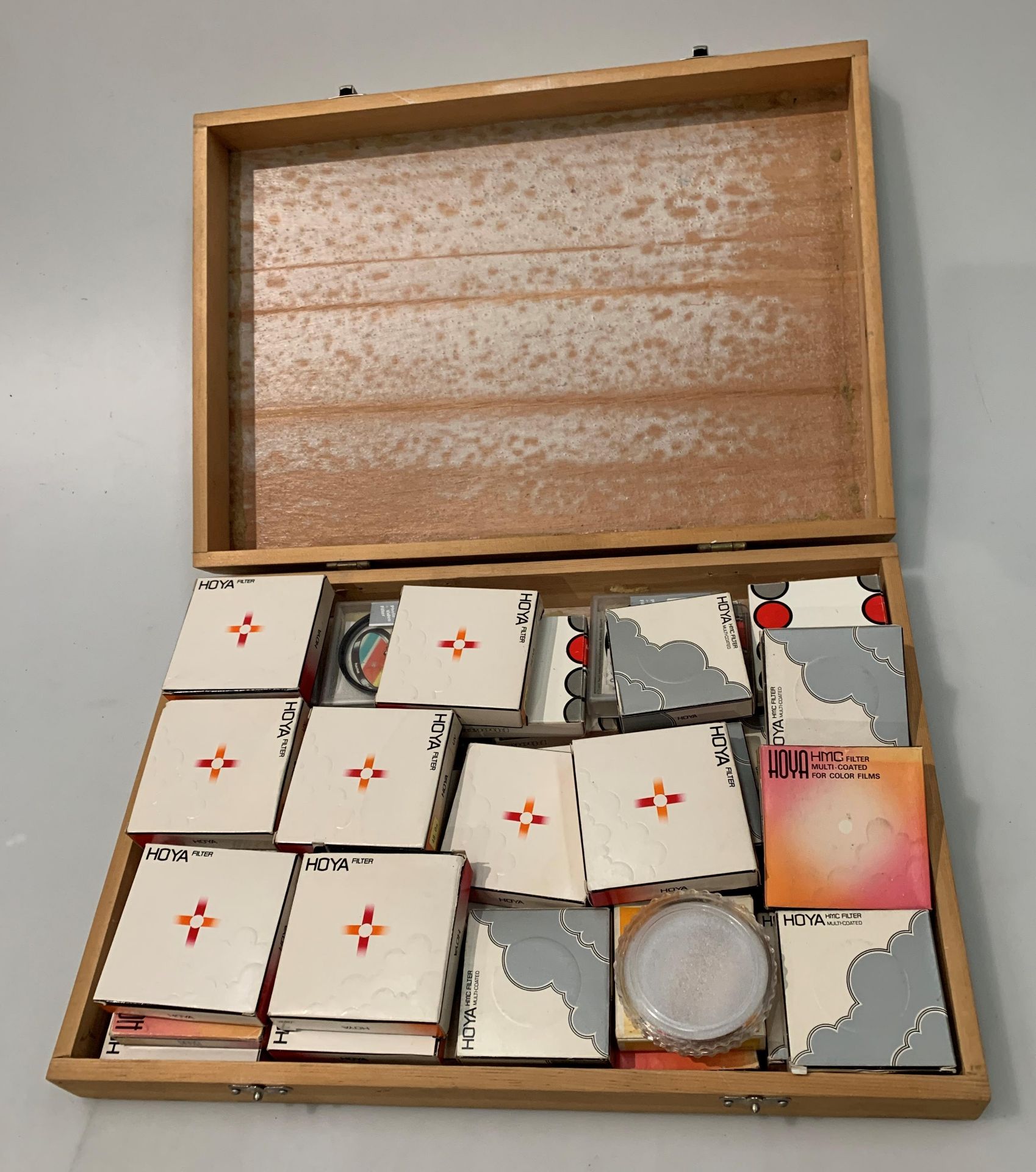 Contents to wooden box - 40 Hoya filters