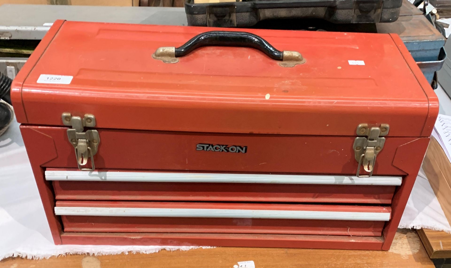 A Stack On red metal tool box and contents - part boxes of Screwfix wood screws, - Image 2 of 2