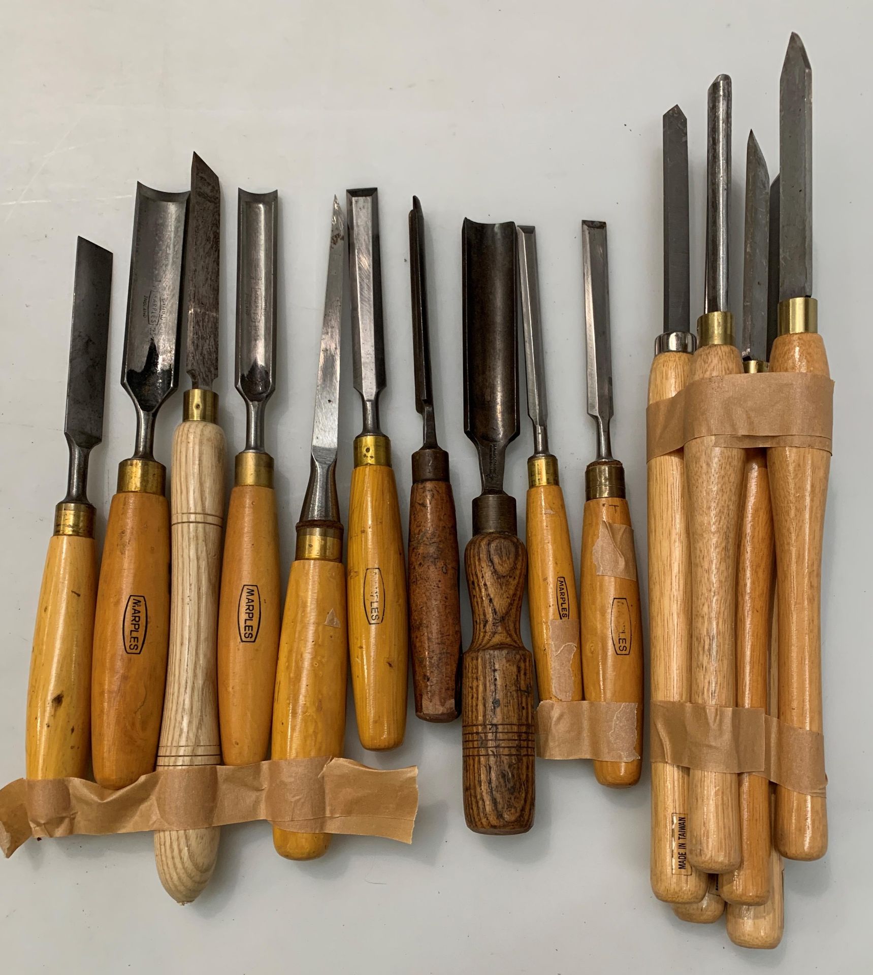 Contents to tray, twenty assorted wood handled chisels,