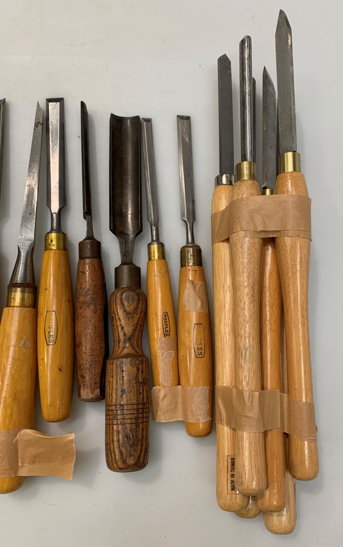 Contents to tray, twenty assorted wood handled chisels, - Image 3 of 3