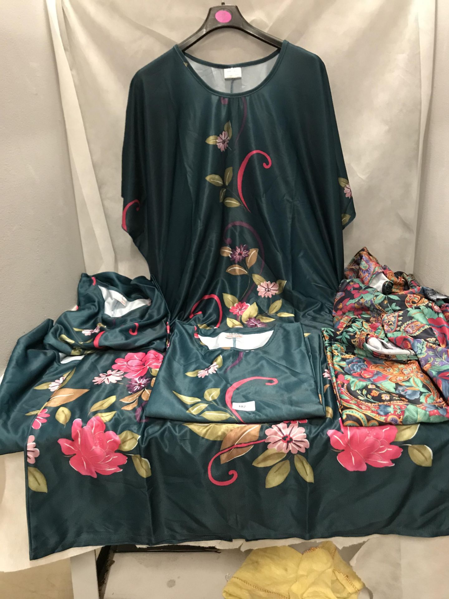 6 x floral pattern kaftan style dresses in green (sizes M-XL)