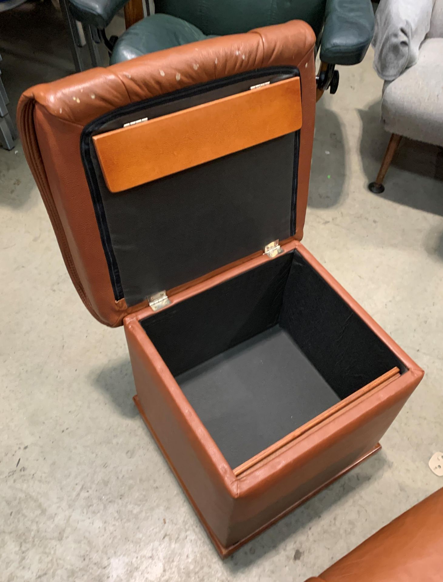 A medium brown reclining armchair with matching lift top stool/side table - Image 3 of 3