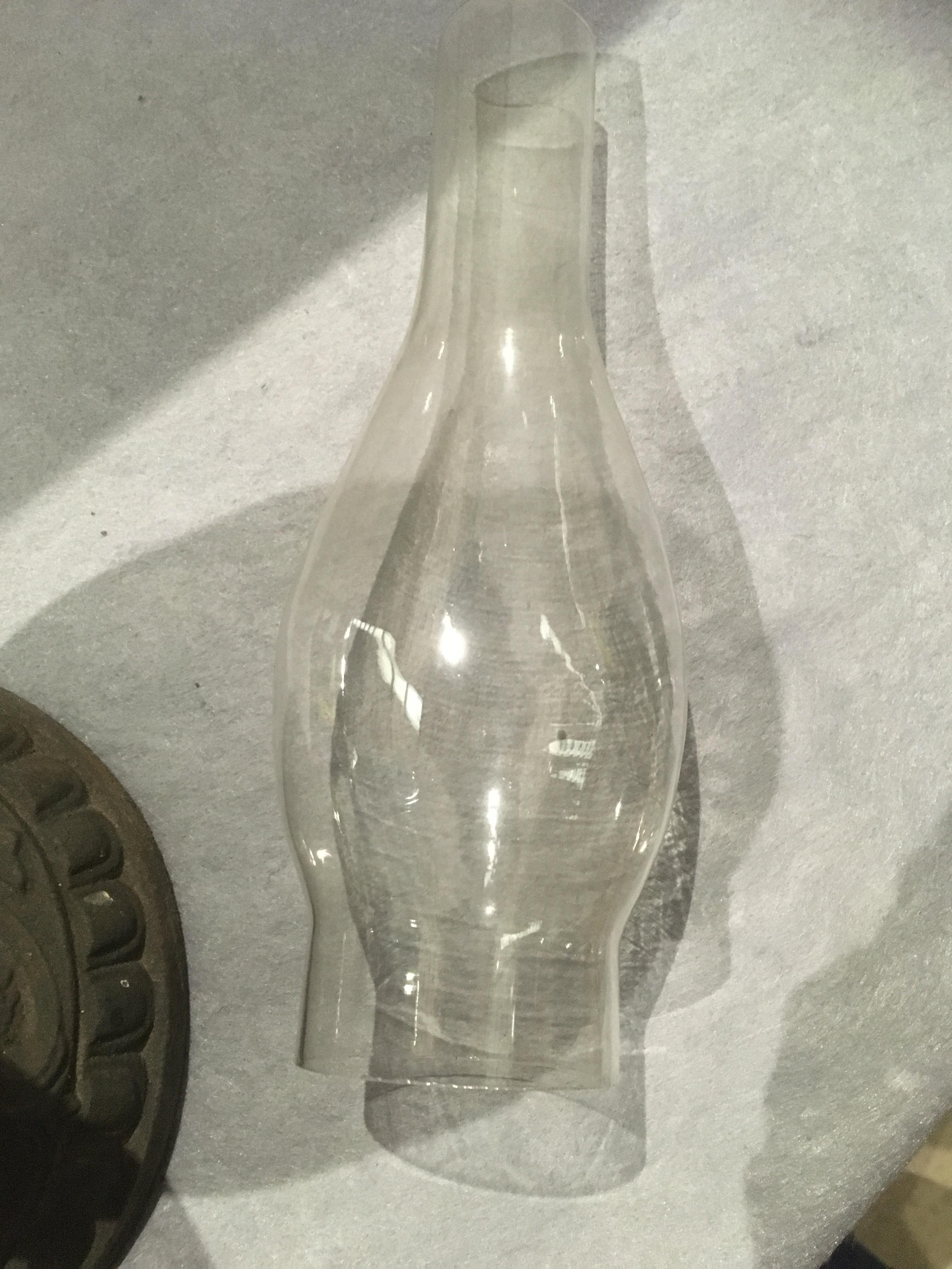 A metal and painted blue glass oil lamp with white glass shade (minor chips to rim) and glass - Image 5 of 9