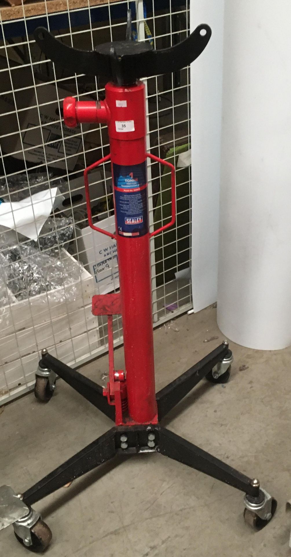 A Sealey one tonne vertical transmission jack model no: 1000TR