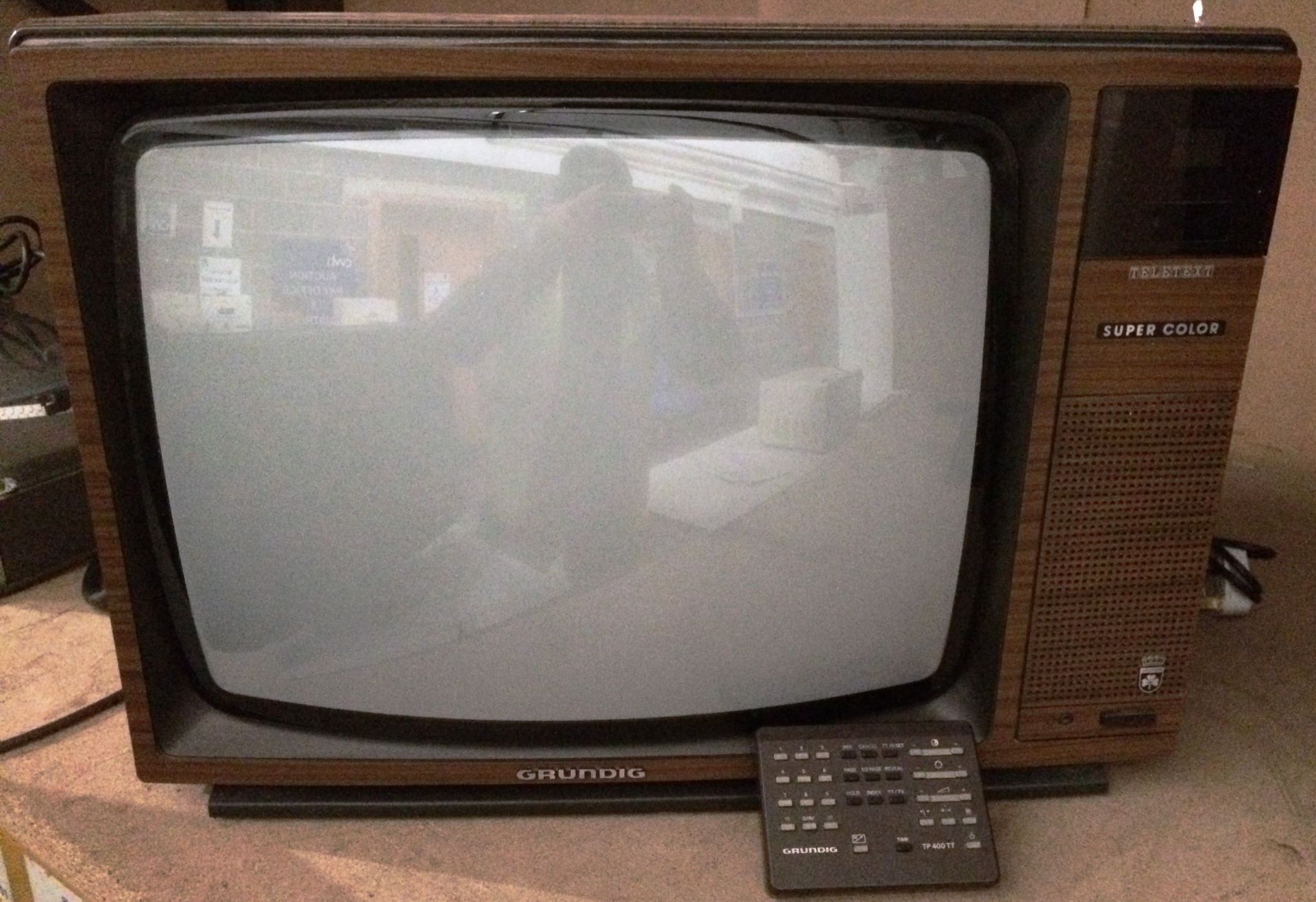 A Grundig Teletext Super Color Series F 3020 vintage 20" colour TV complete with remote control