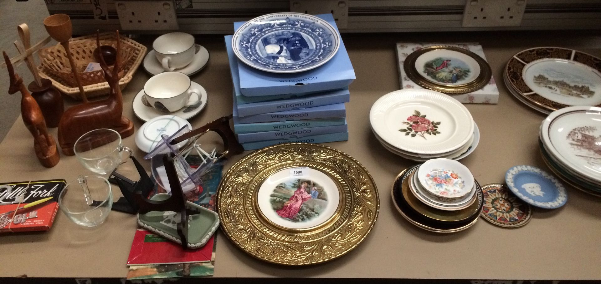 Contents to table top - eight Wedgwood boxed Calendar and other plates,