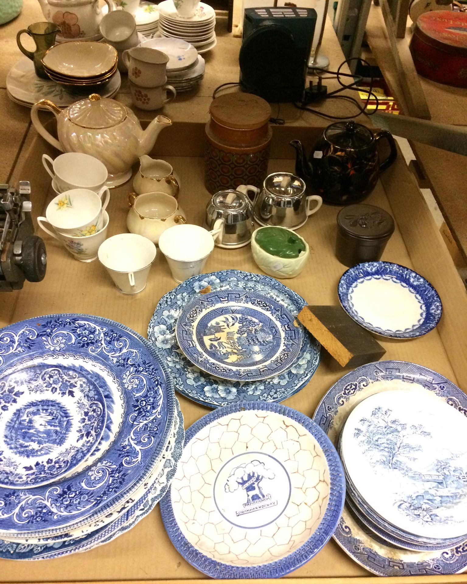 Contents to tray - assorted tableware, teapots, various willow pattern plates,