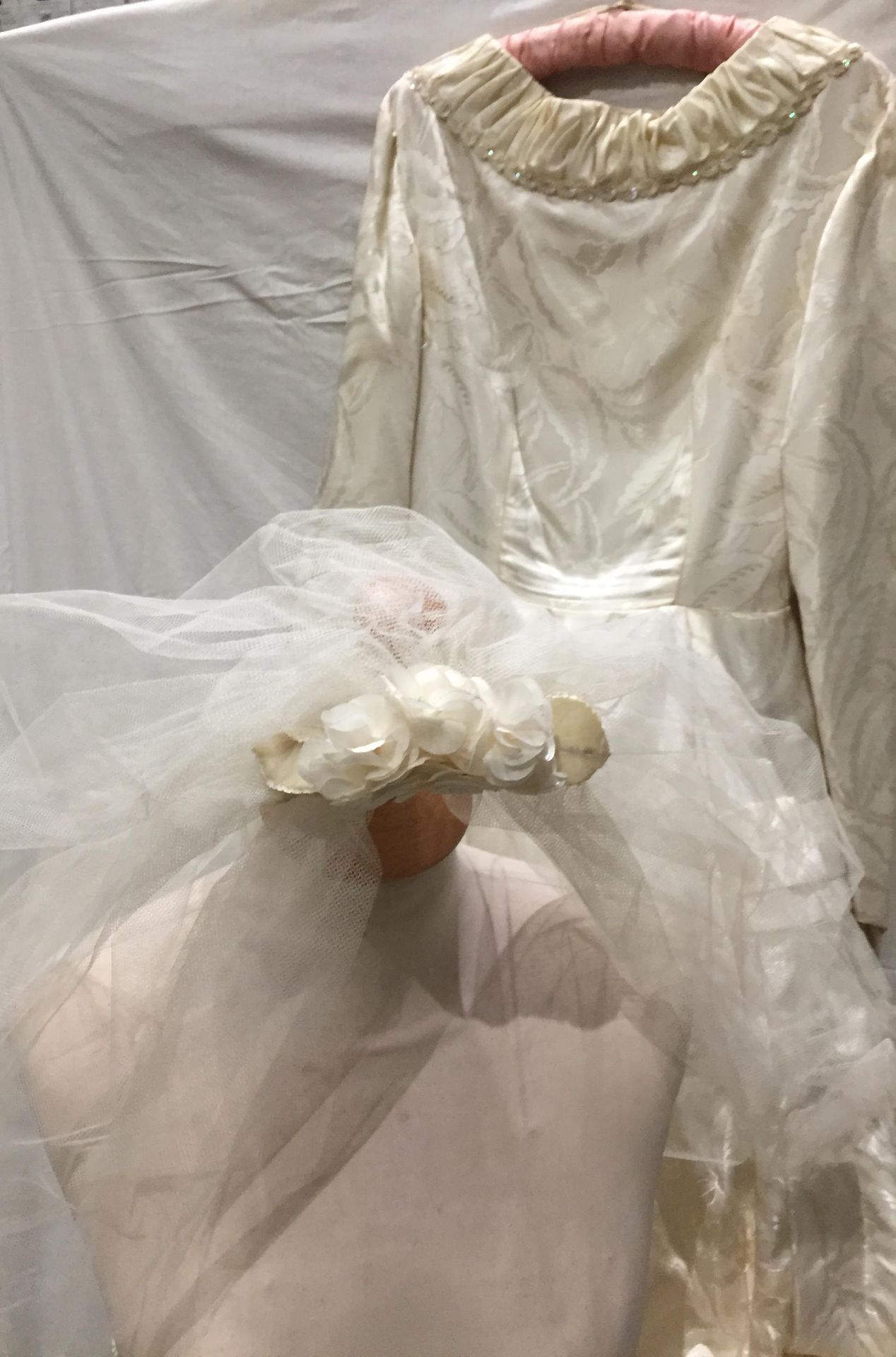 An ivory wedding dress, - Image 5 of 6