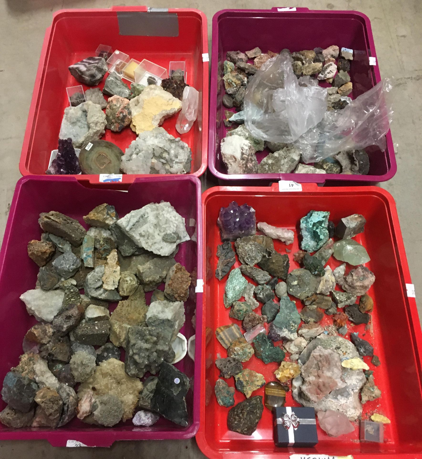 Contents to four trays - assorted mineral and rock samples