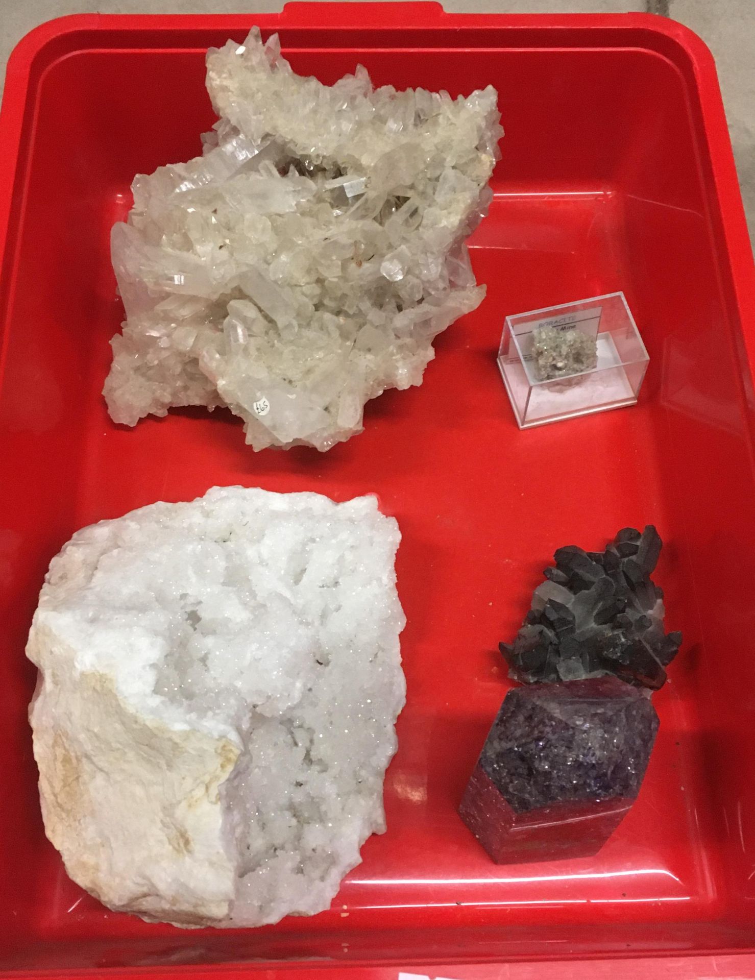 Contents to tray - five assorted mineral and rock samples (two large and three small,