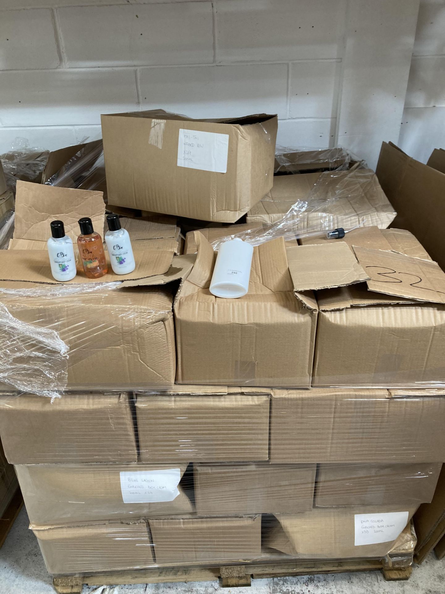 Contents to pallet - thirty two assorted boxes of unbranded hand sanitiser 500ml,