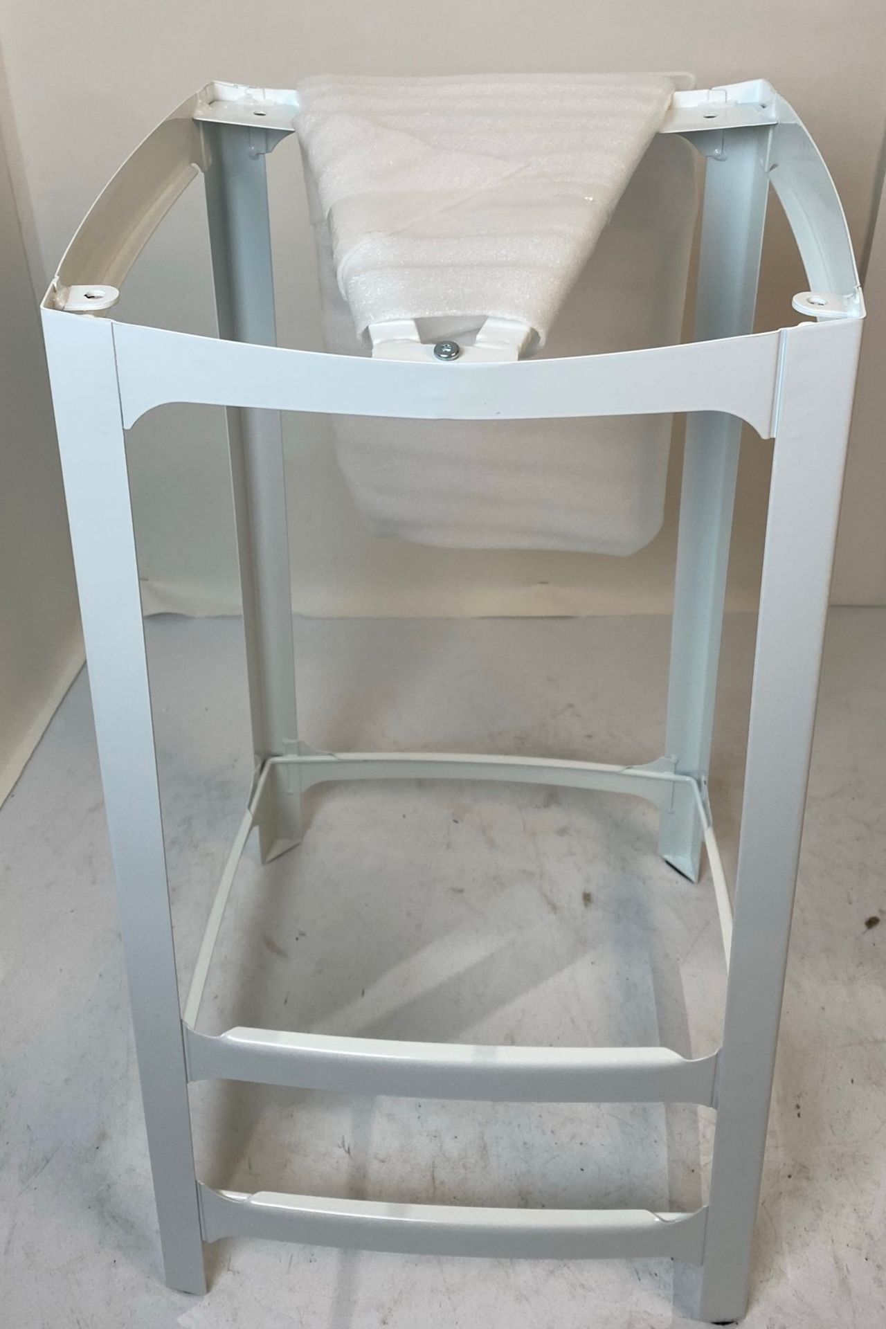 A white metal Dart high bar stool with wooden seat and back rest - Image 6 of 6