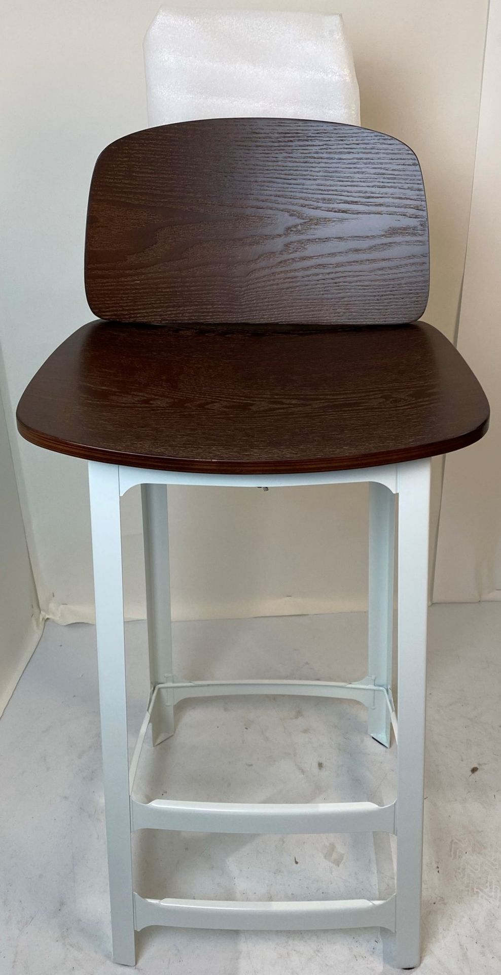 A white metal Dart high bar stool with wooden seat and back rest - Image 2 of 6