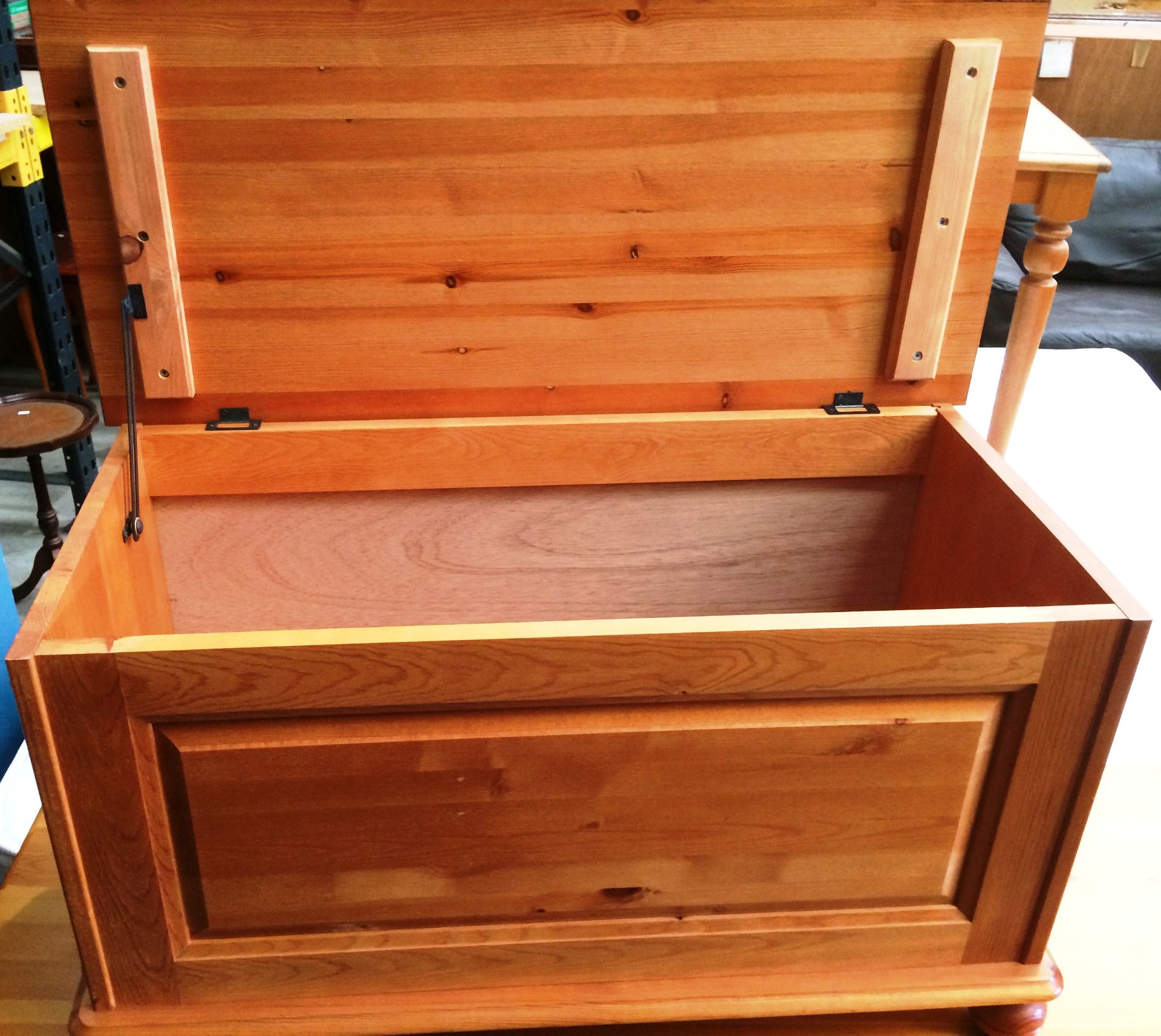 A modern pine lift top blanket box 85 x 40 x 46cm high - Image 2 of 2