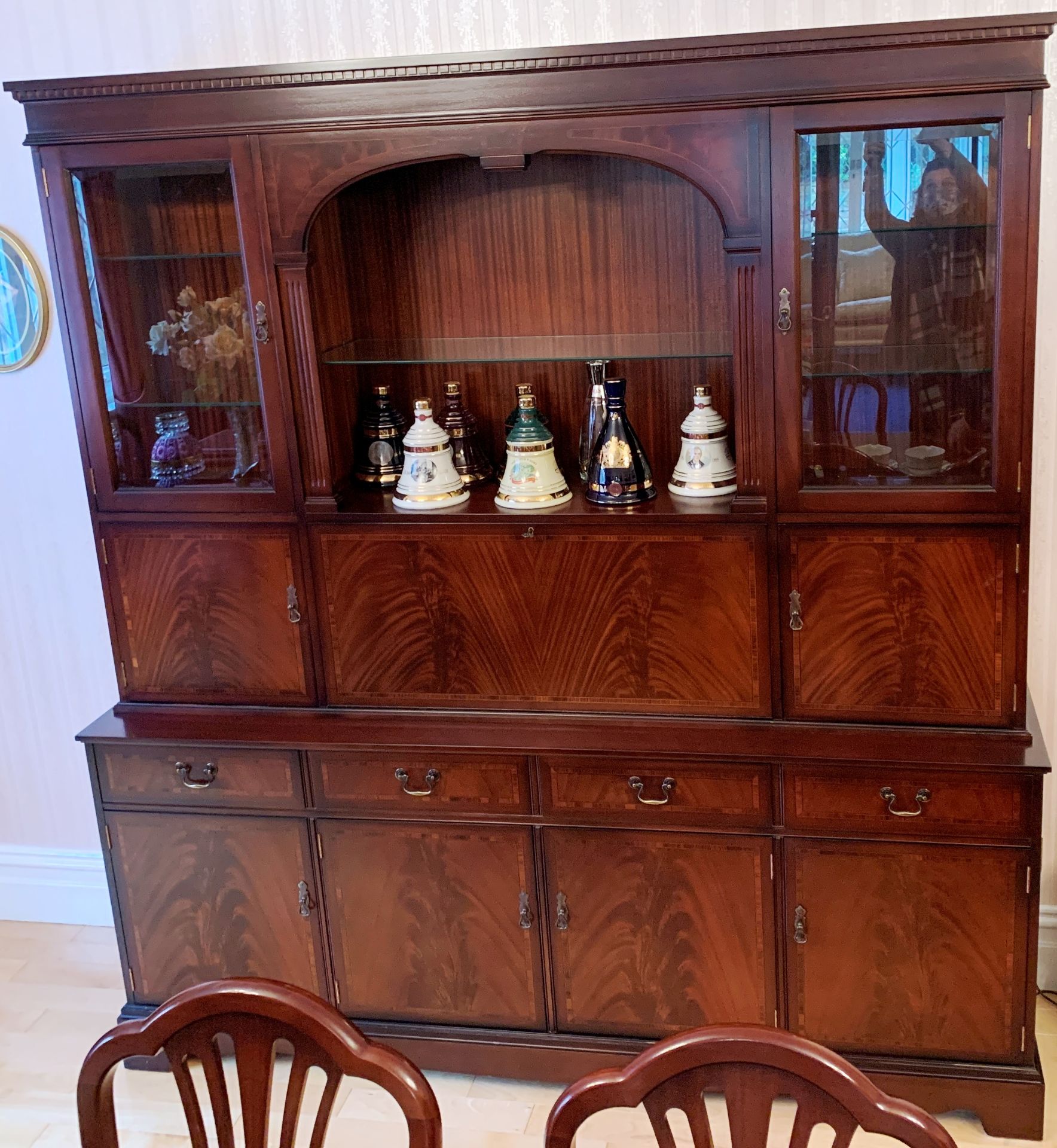 A large mahogany finish wall unit with two upper glazed doors flanking on open display section with - Image 2 of 2