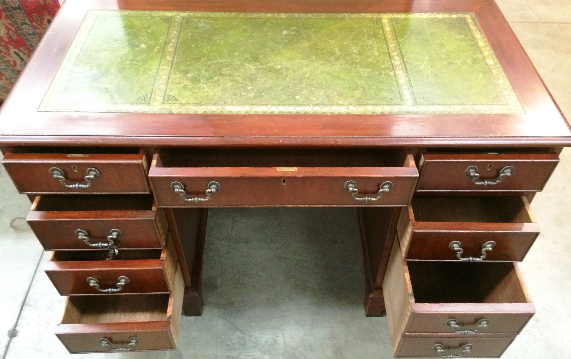 A mahogany finish reproduction eight drawer (one dummy two drawer) kneehole desk with green tooled - Image 2 of 2