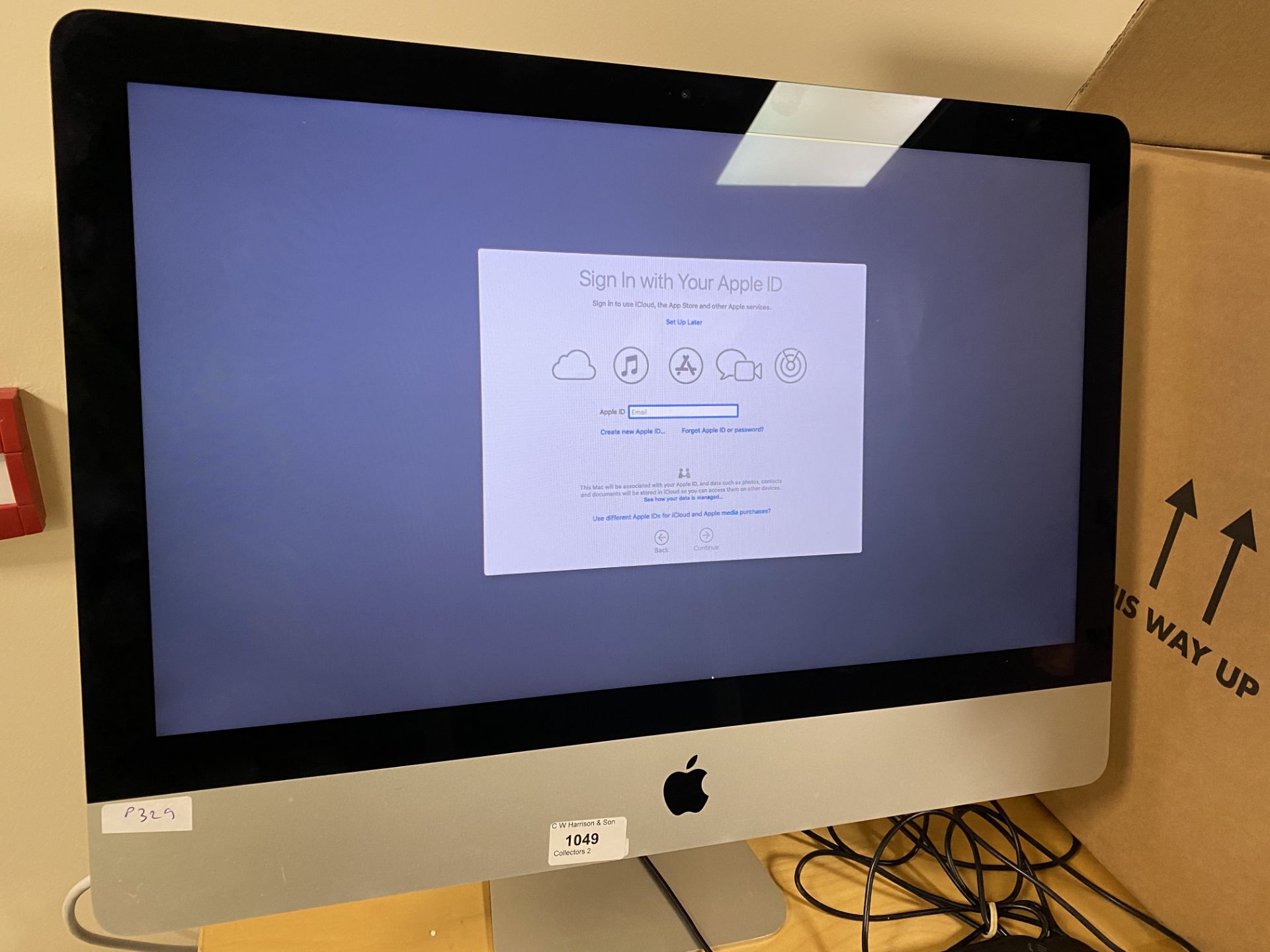 An Apple i-Mac 21.5" computer, 2. - Image 2 of 2