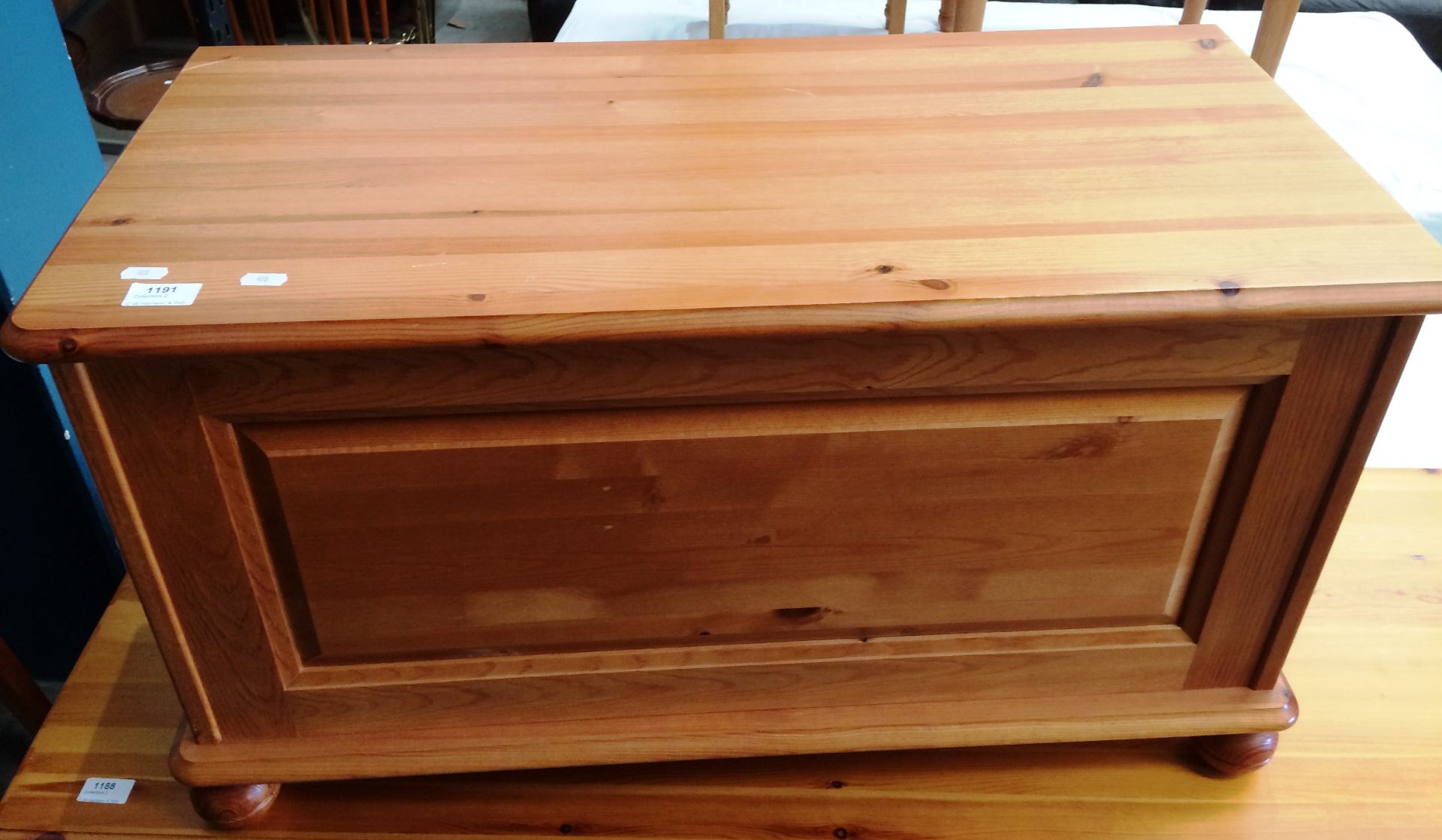 A modern pine lift top blanket box 85 x 40 x 46cm high