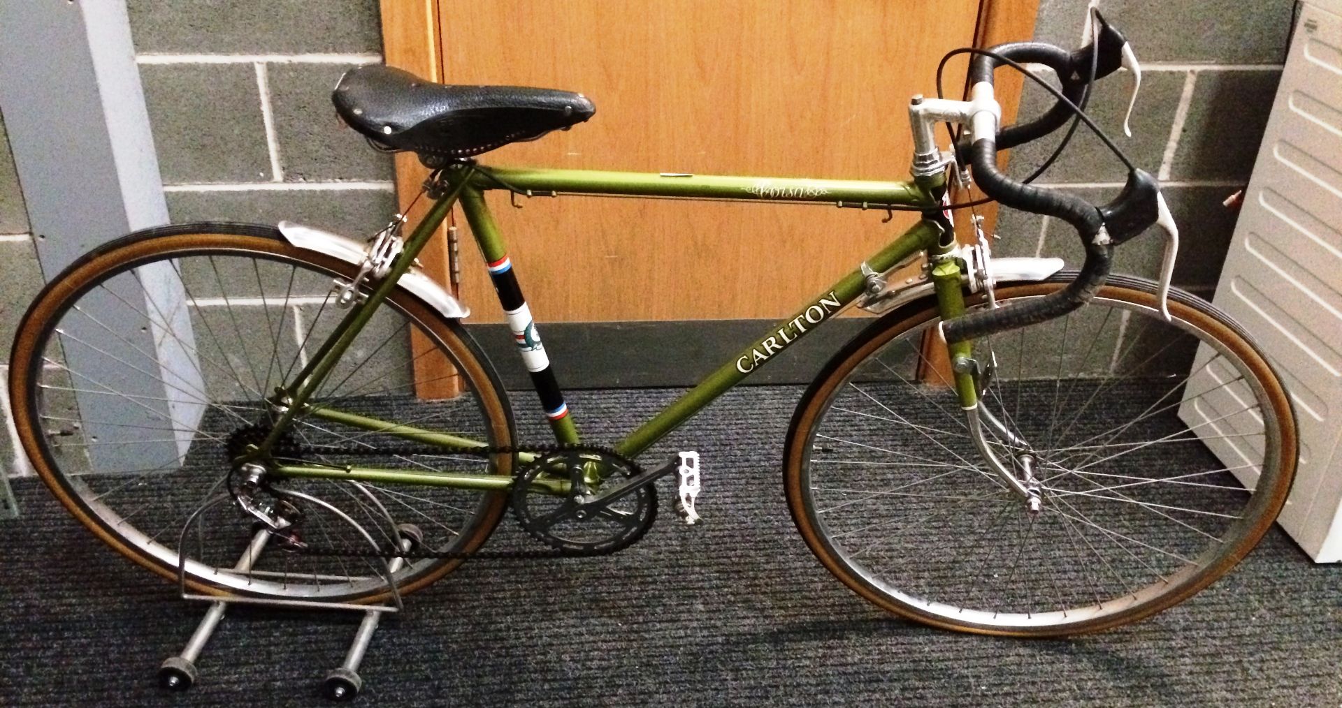 A Carlton Corsa 5 speed gentleman's racing bicycle with drop handle bars in green - Image 3 of 3