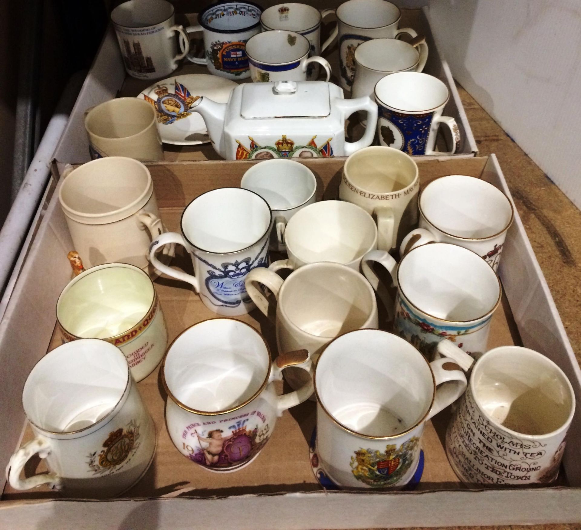 Contents to two lids a quantity of Royal Commemorative mugs including Victoria Jubilee Festival