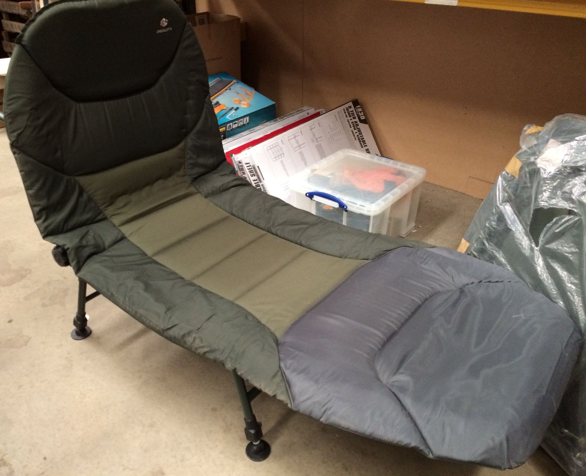 JRC Specialist three leg bed chair in green - Image 2 of 2