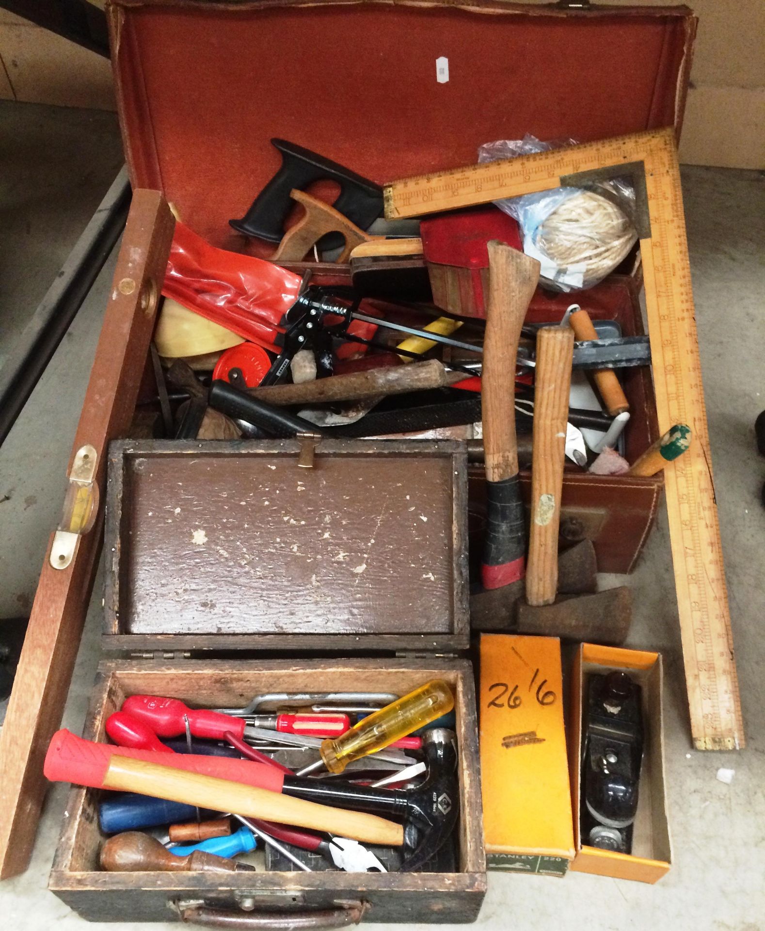 Contents to small wooden tool box and suitcase - quantity of assorted hand tools Stanley 220 plane