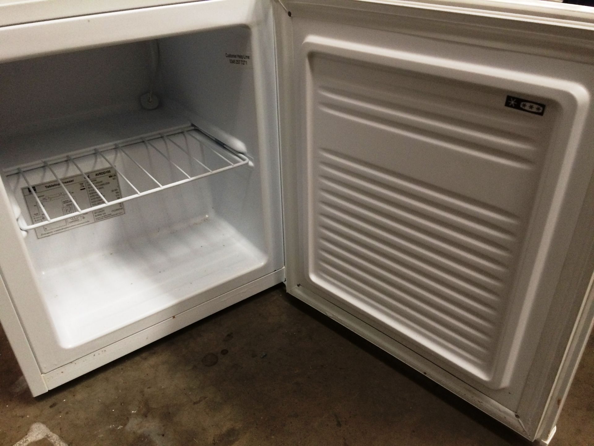 An Argos AVRDD105 table top freezer - Image 2 of 2