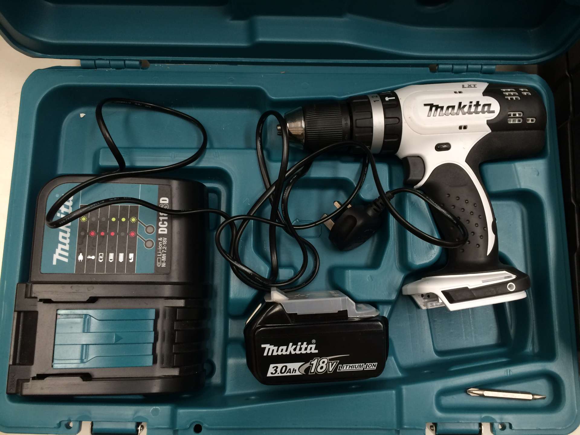 Makita DHP453 18v cordless hammer drill in case complete with one - (3.