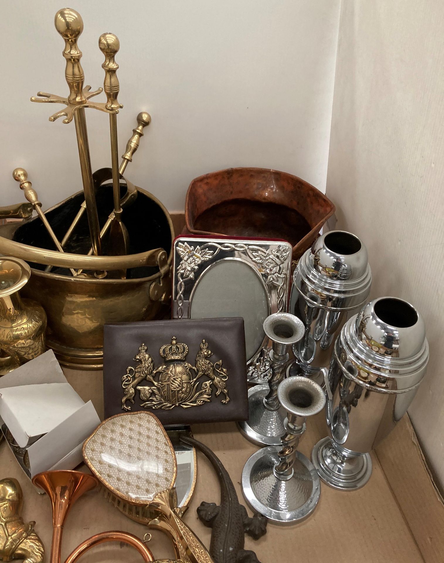 Contents to tray - copper kettle, brass coal bucket, brass stair rods, - Image 2 of 5