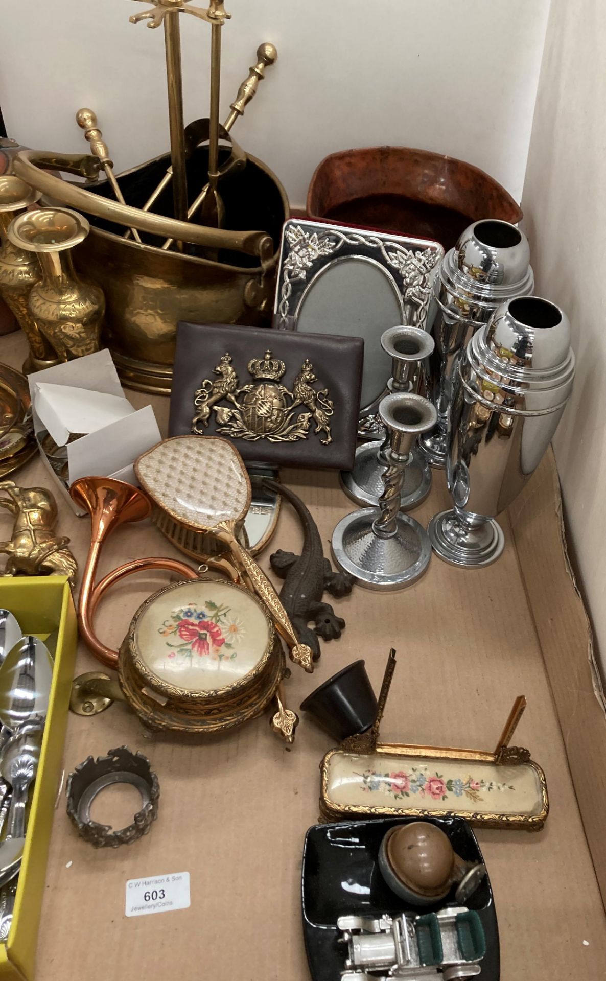 Contents to tray - copper kettle, brass coal bucket, brass stair rods, - Image 5 of 5