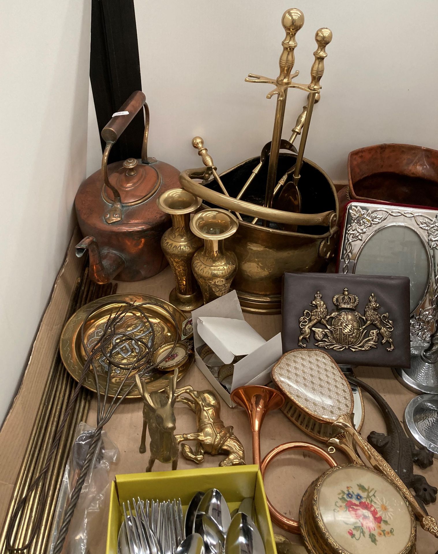 Contents to tray - copper kettle, brass coal bucket, brass stair rods, - Image 3 of 5