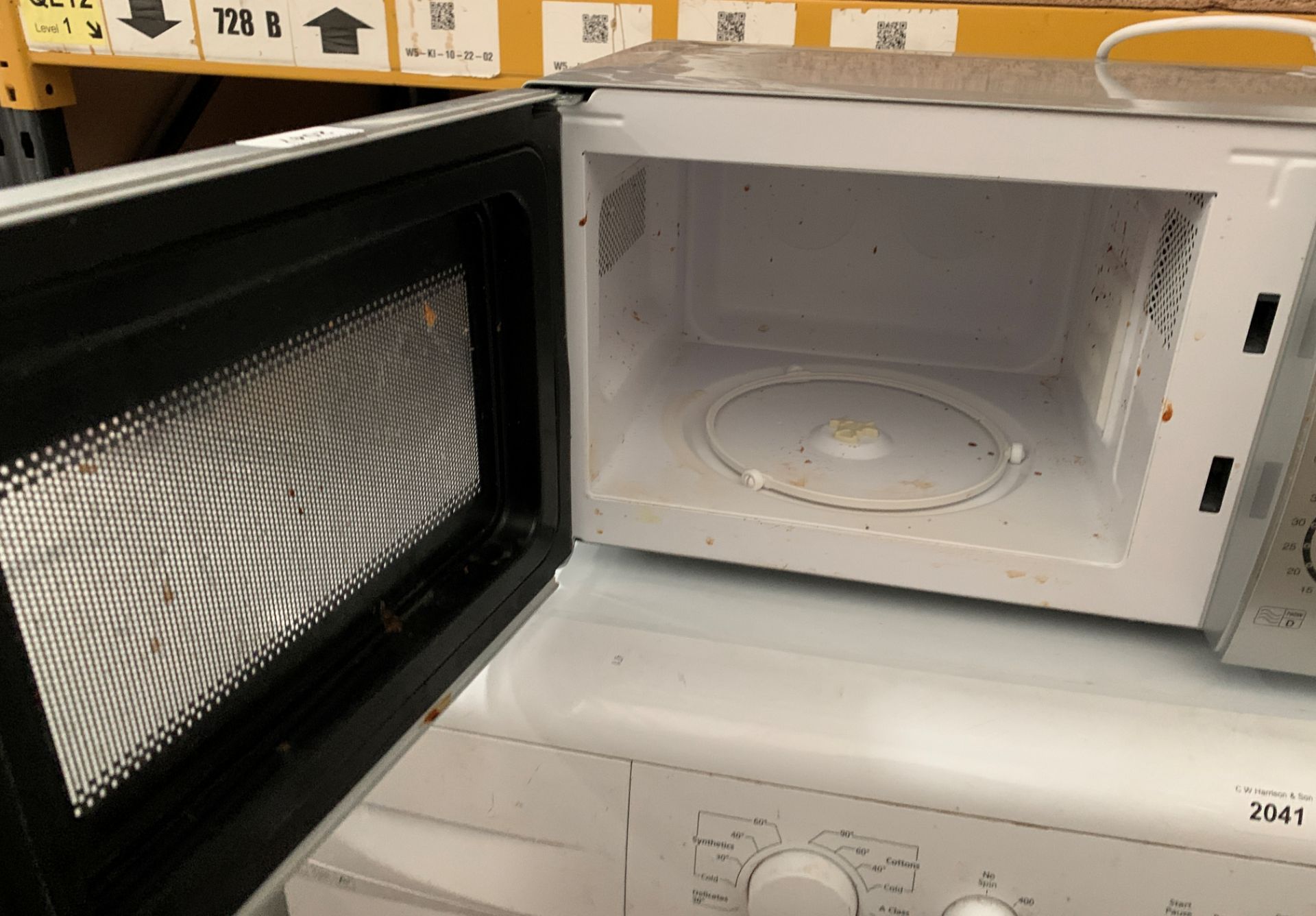 A Daewoo KOR-6L158L microwave oven - Image 2 of 2