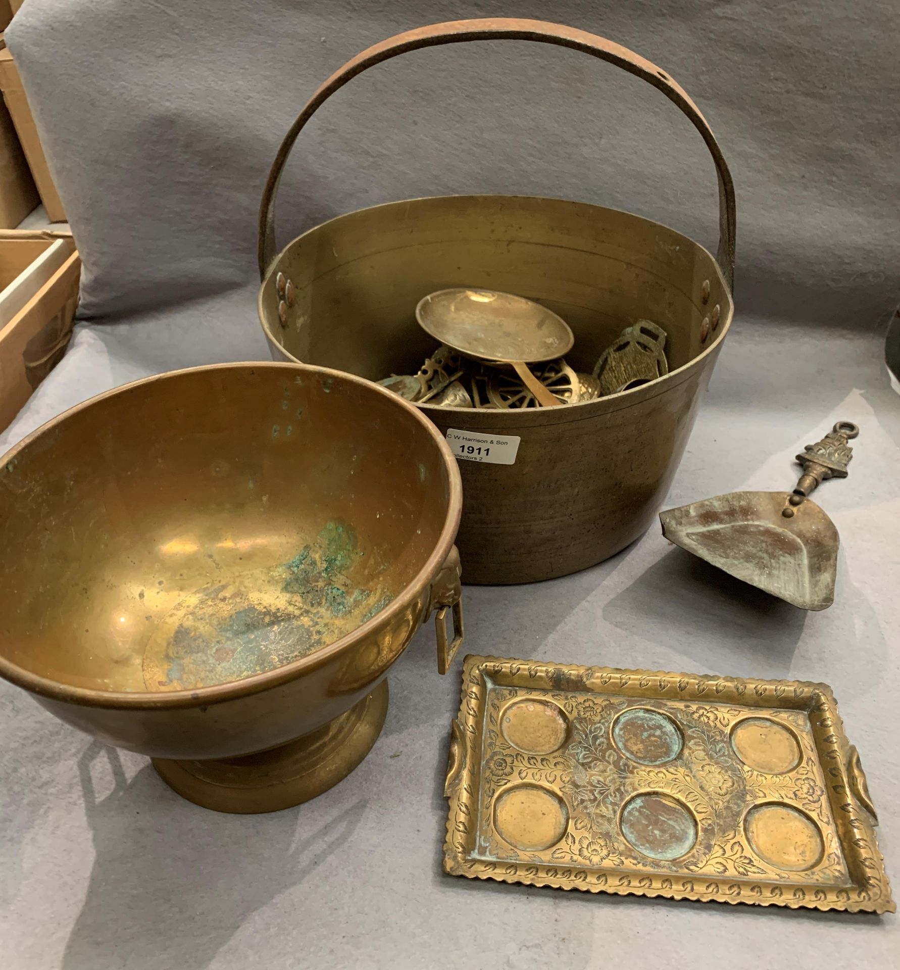 A brass jam pan, a brass bowl, horse brasses etc.