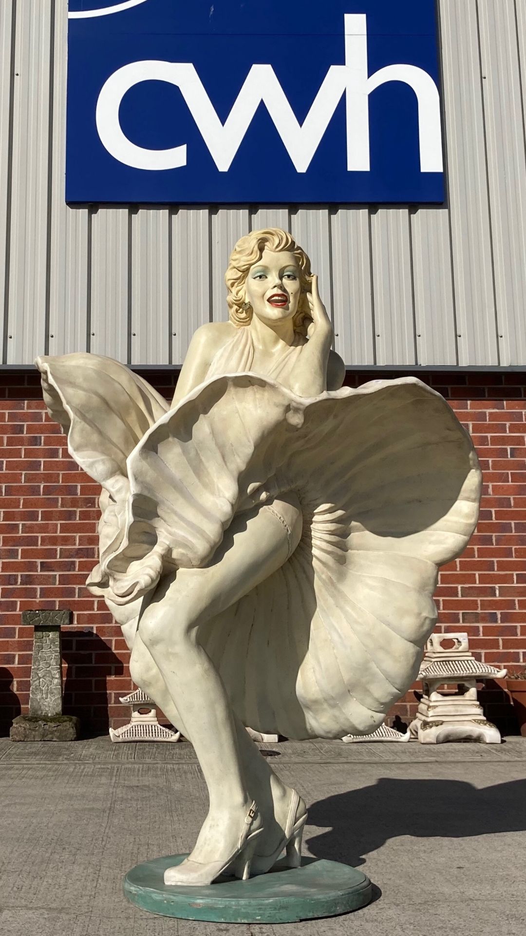 A lifesize fibreglass model of Marilyn Monroe approx. - Image 2 of 2