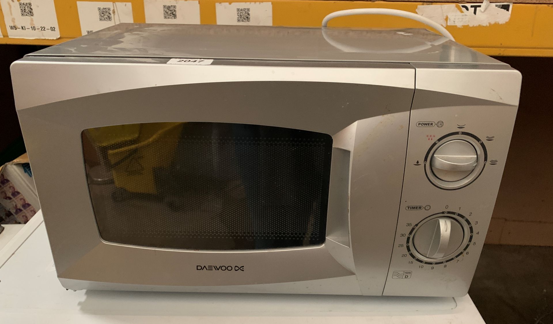 A Daewoo KOR-6L158L microwave oven