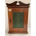 An oak table top cabinet with etched glass doors - lacks interior shelves 33 x 18cm x 50cm high
