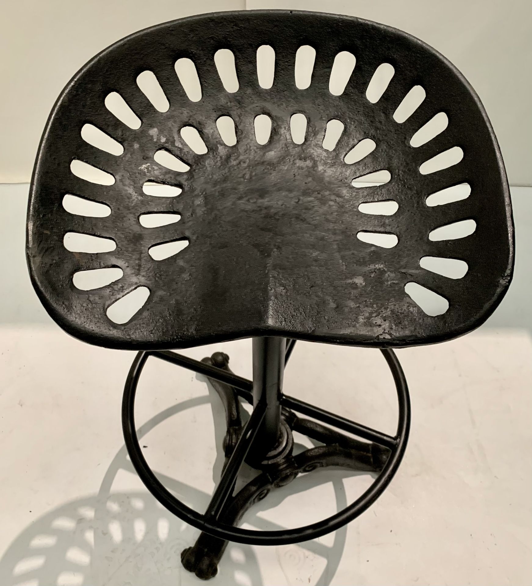1 x heavy wrought iron adjustable bar stool with foot rest on trefoil base - adjustable height - Image 2 of 4