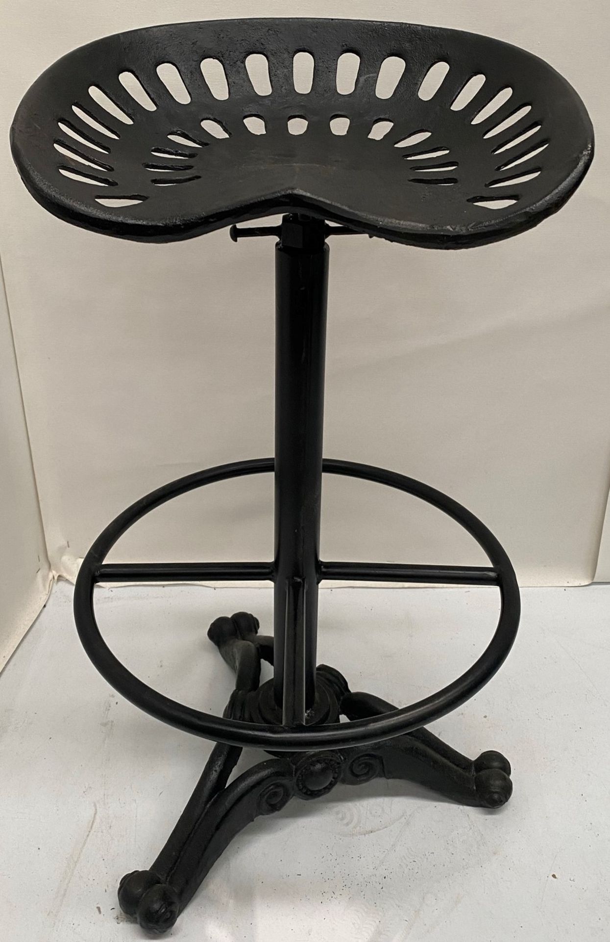 1 x heavy wrought iron adjustable bar stool with foot rest on trefoil base - adjustable height - Image 4 of 4